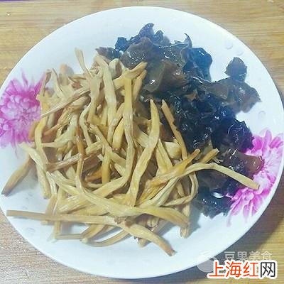 黄花菜炒肉丝怎么炒好吃 木耳黄花菜炒肉的做法