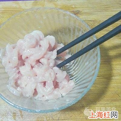 黄花菜炒肉丝怎么炒好吃 木耳黄花菜炒肉的做法