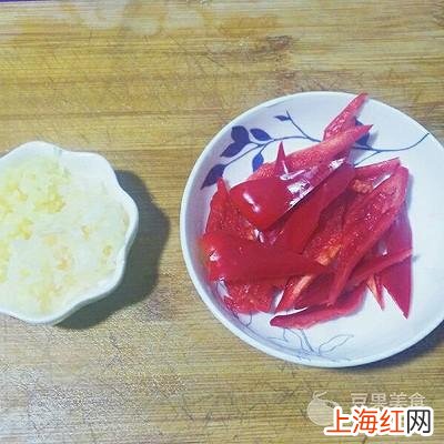 黄花菜炒肉丝怎么炒好吃 木耳黄花菜炒肉的做法