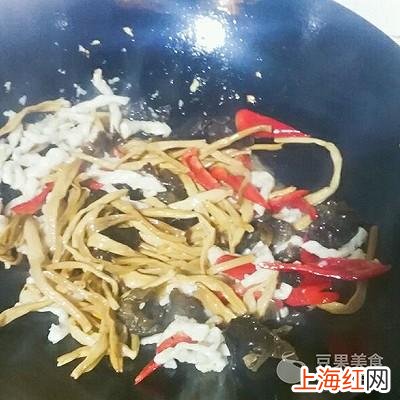 黄花菜炒肉丝怎么炒好吃 木耳黄花菜炒肉的做法