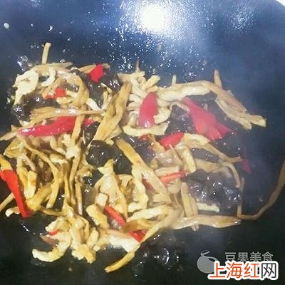 黄花菜炒肉丝怎么炒好吃 木耳黄花菜炒肉的做法