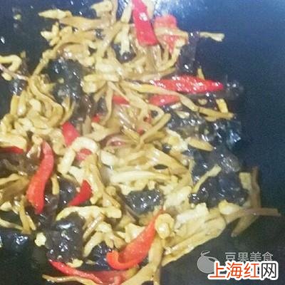 黄花菜炒肉丝怎么炒好吃 木耳黄花菜炒肉的做法