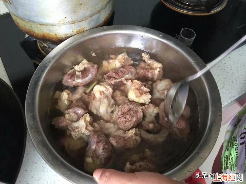 炖牛肉汤放什么食材 牛肉汤的简单做法窍门