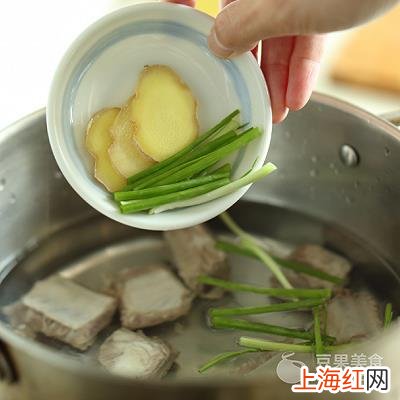 排骨炖豆角的家常做法 排骨炖豆角做法