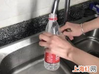 塑料瓶疏通下水道方法