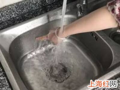 塑料瓶疏通下水道方法