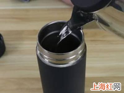 新保温杯有橡胶味怎样清除