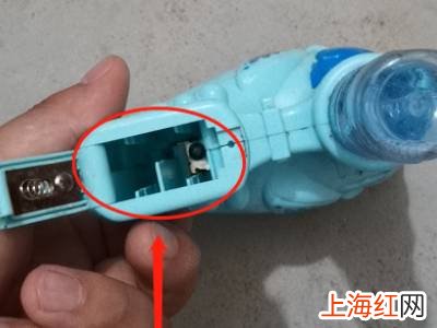 泡泡机玩具怎么使用?