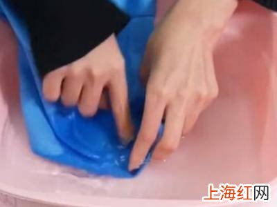 泡沫胶填缝剂粘衣服上怎么洗