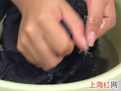 衣服沾油了用什么洗干净