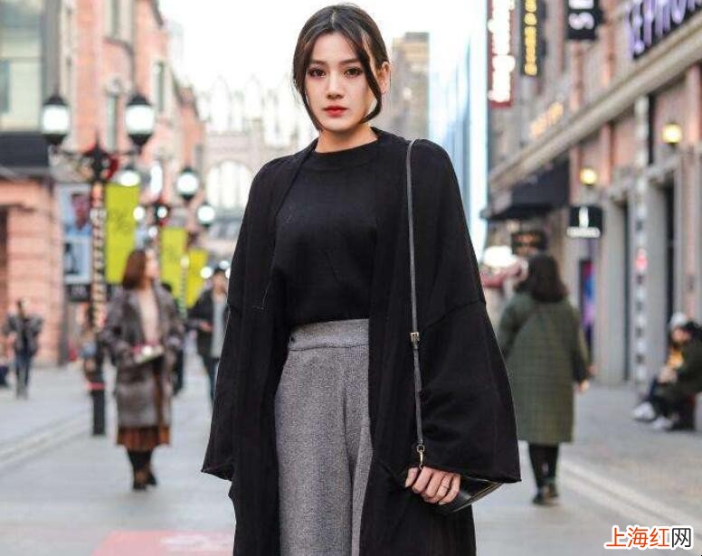 黑风衣怎么配搭衣服