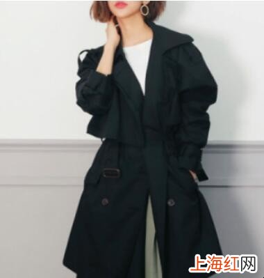 黑风衣怎么配搭衣服