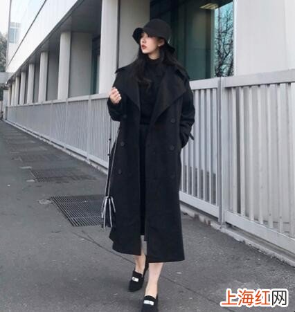 黑风衣怎么配搭衣服