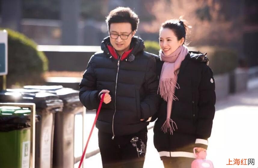 女人为何喜欢挽着男人的手