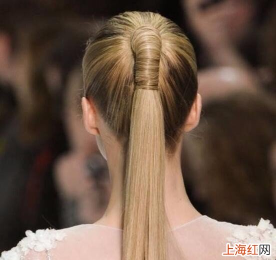 简单扎马尾辫怎么扎
