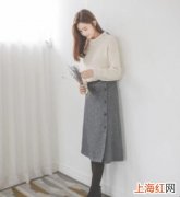 秋季女生穿毛衣怎样搭配衣服