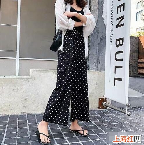 黑色波点裤子配什么上衣好看