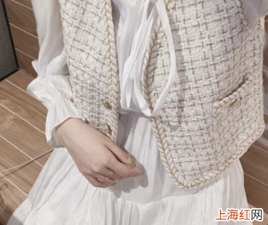 小香风马甲配什么内搭