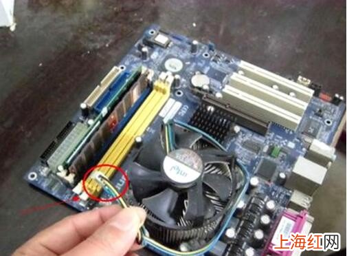 台式电脑主板上的风扇怎么拿下来