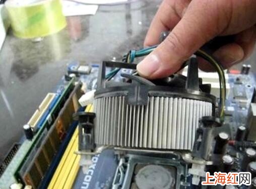 台式电脑主板上的风扇怎么拿下来