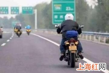 摩托车上高速公路可以载人吗