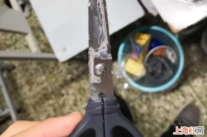 剪刀被502胶水粘住了打不开怎么办