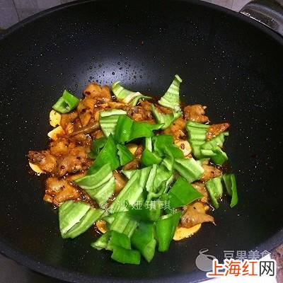 青椒炒鸡翅尖的做法 鸡翅尖炒青椒做法