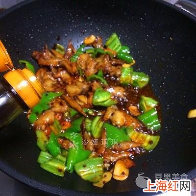 青椒炒鸡翅尖的做法 鸡翅尖炒青椒做法