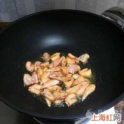 青椒炒鸡翅尖的做法 鸡翅尖炒青椒做法