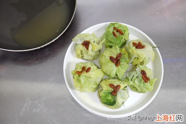 圆白菜做成福袋端上年饭桌 白菜福袋的制作方法